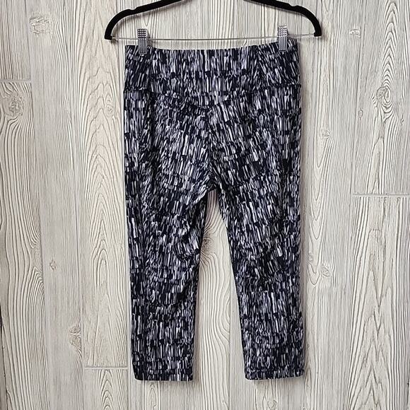 Nike Dri-Fit Grey and Black Capri Athletic Leggings Womens Size Small - Picture 4 of 11